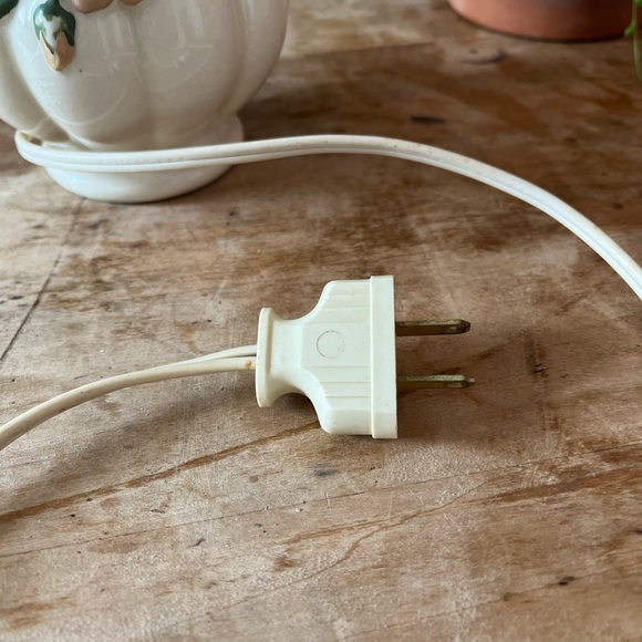 Vintage Ceramic Floral Lamp (Works) - Picture 9 of 9